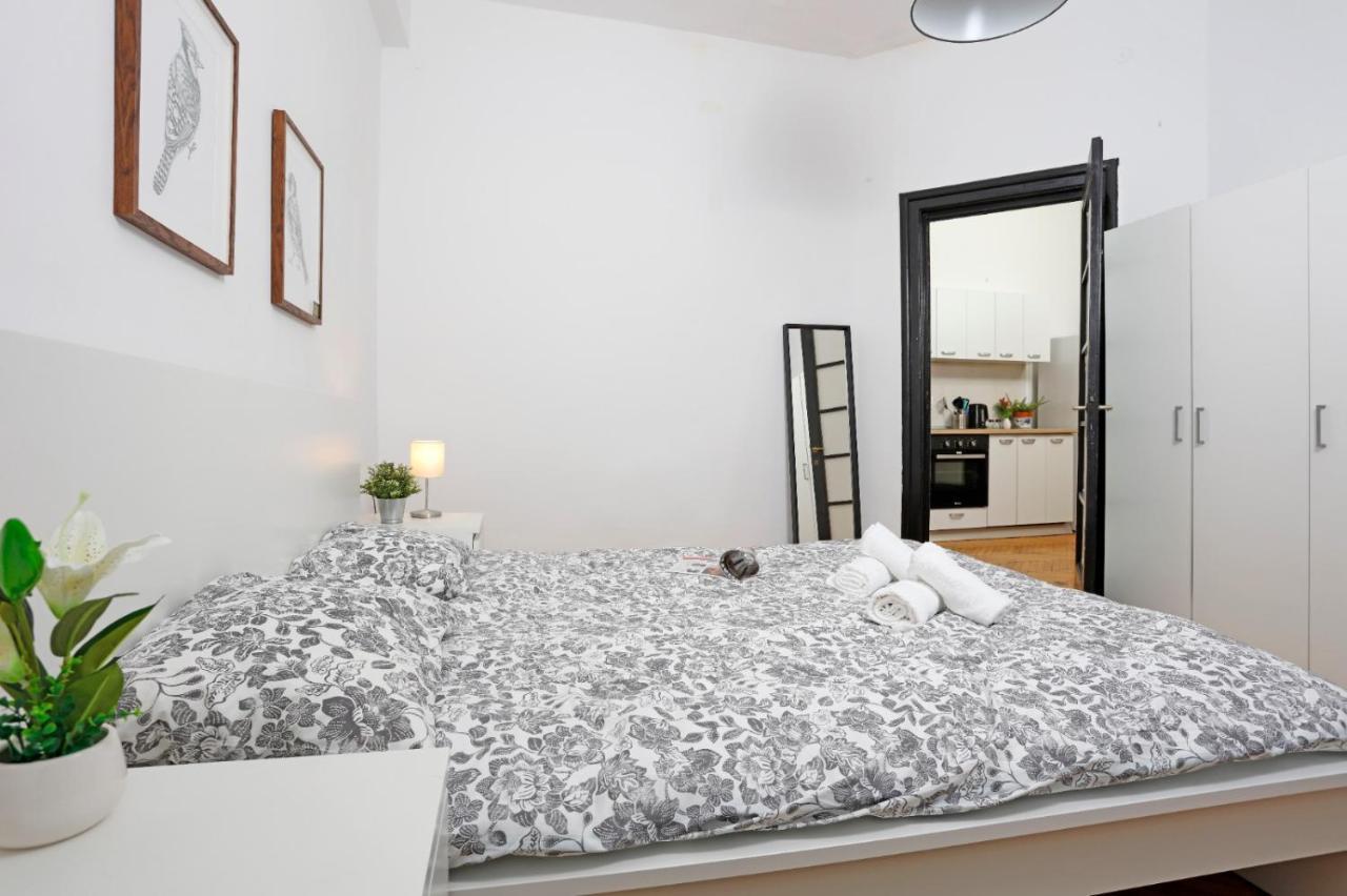 Lovely Apartment With 2 Bedrooms Bucharest Exterior photo