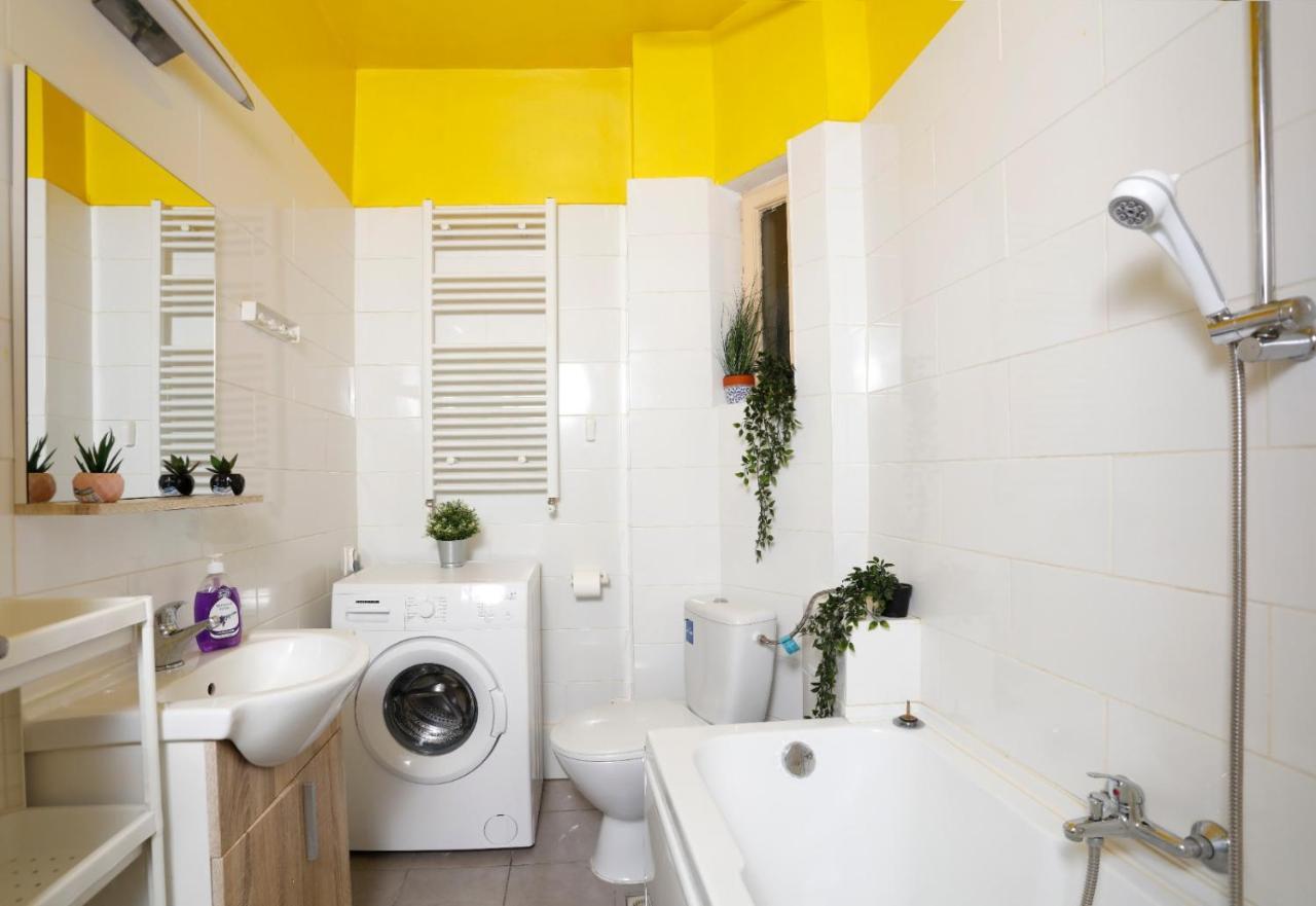 Lovely Apartment With 2 Bedrooms Bucharest Exterior photo